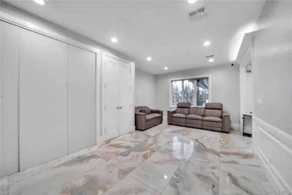 a view of empty room with a ceiling fan