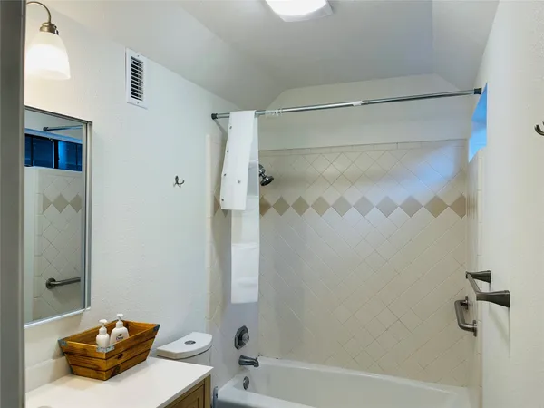 $1,750 | 6501 Lost Cove, Unit B, Austin, TX 78746