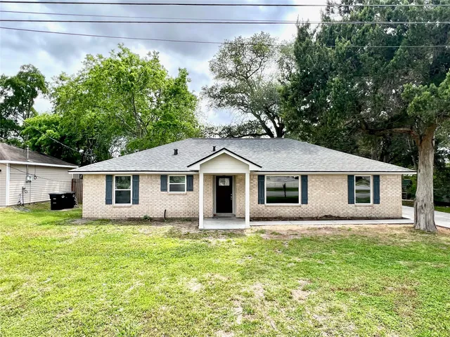 $2,350 | 813 Cedar Lawn Drive, Alvin, TX 77511