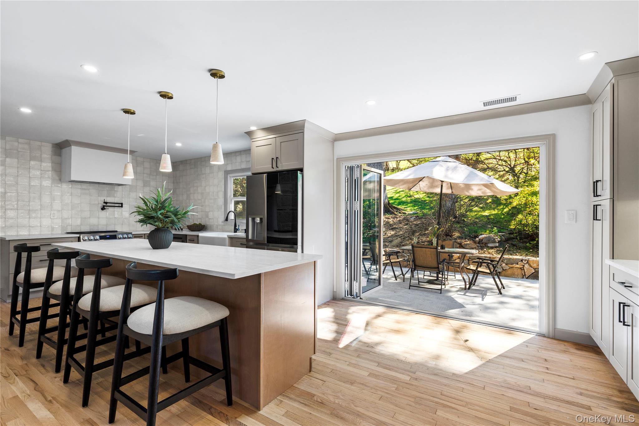 816 Hardscrabble Road Chappaqua, NY 10514 - Photo 2 of 36