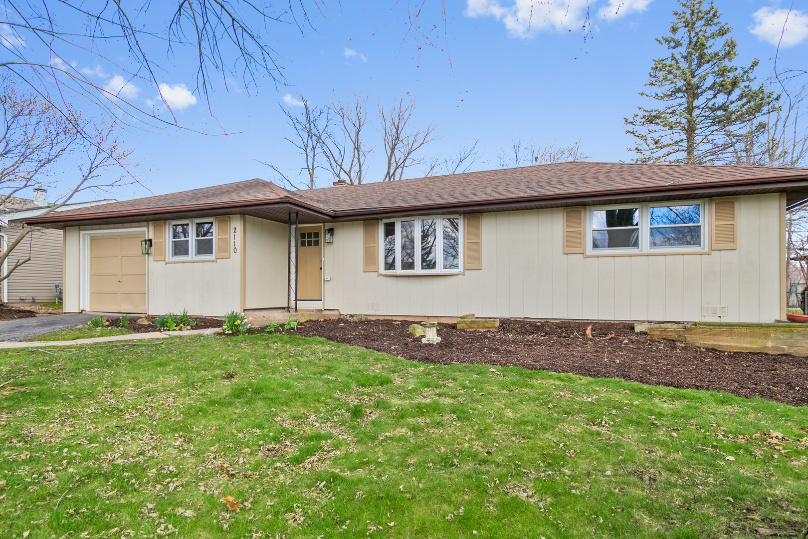 2110 Old Elm Road Lindenhurst, IL 60046 - Photo 1 of 19 a backyard of a house with lots of green space