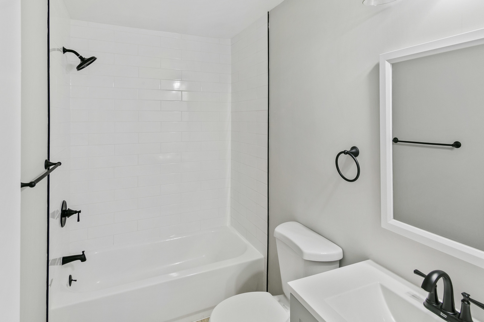 2110 Old Elm Road Lindenhurst, IL 60046 - Photo 8 of 19 a bathroom with a sink and a bathtub