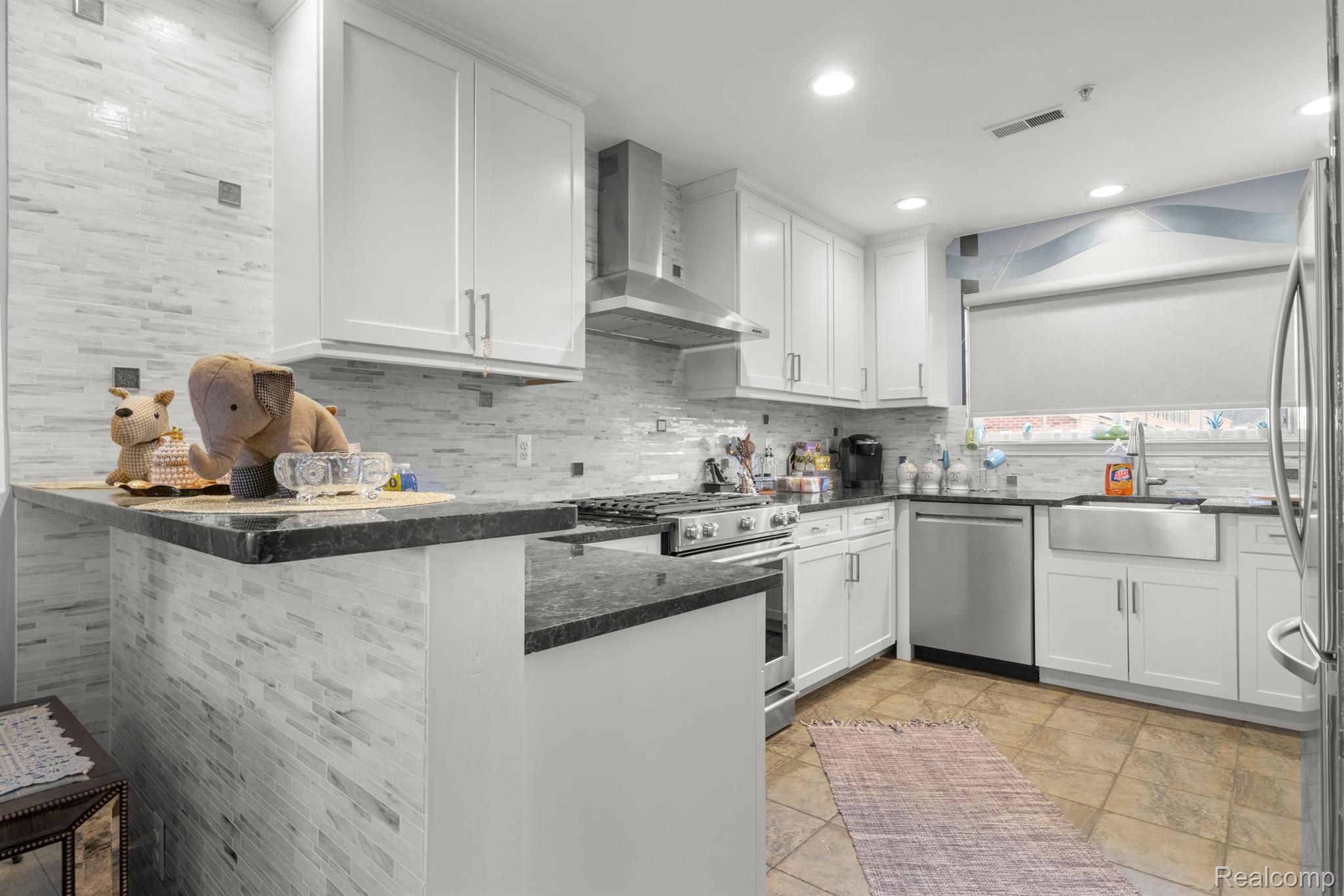 17034 Farmington Road Livonia, MI 48154 - Photo 10 of 31 Gallery Image 10