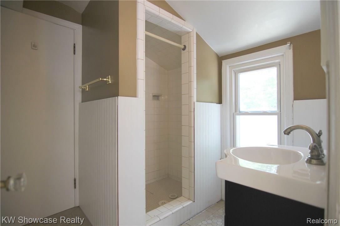4148 Cornwall Street Berkley, MI 48072 - Photo 19 of 23 Jack n Jill Bath between Bedroom 3 & 4