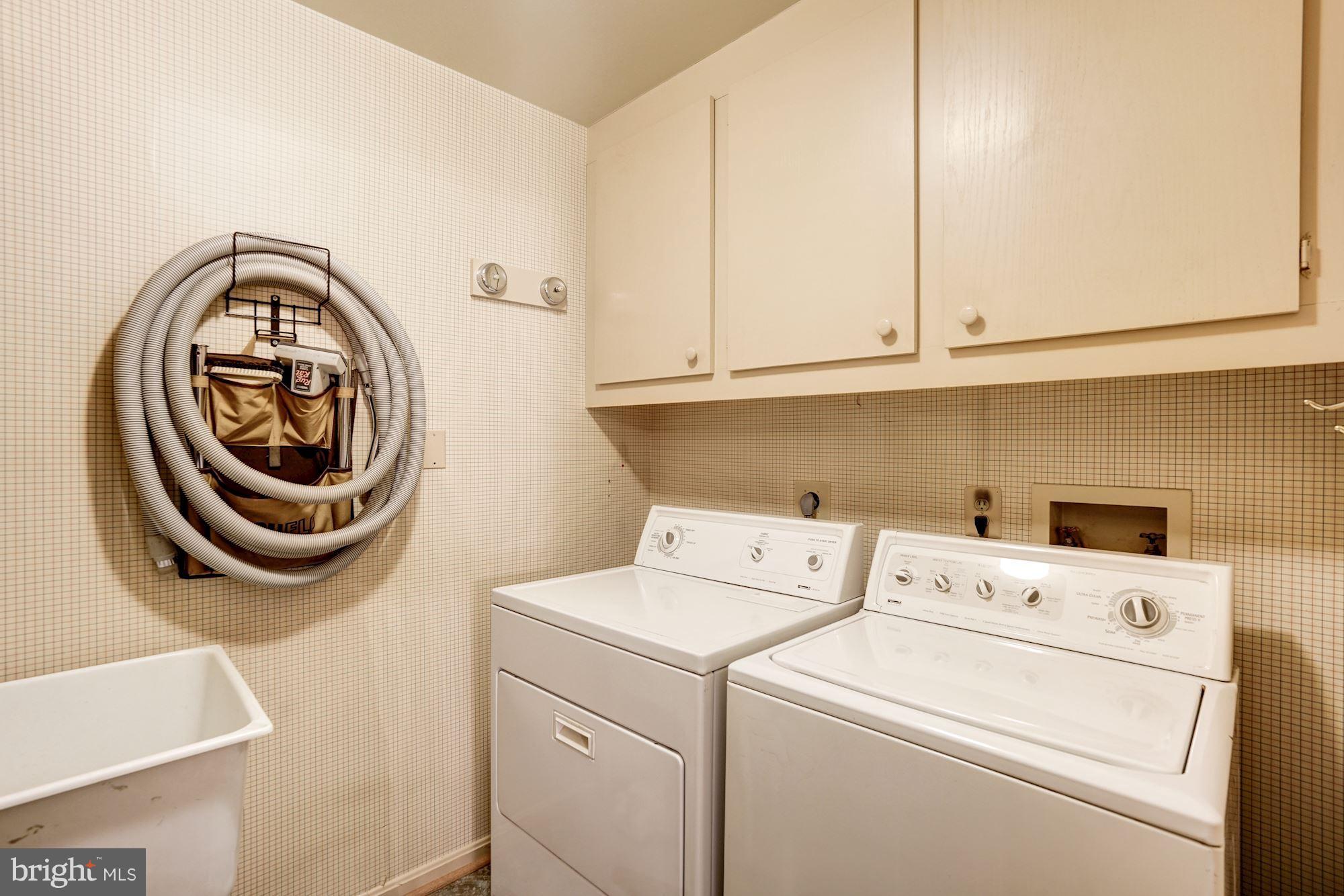 12306 Cannonball Road Fairfax, VA 22030 - Photo 23 of 30 Main level laundry room