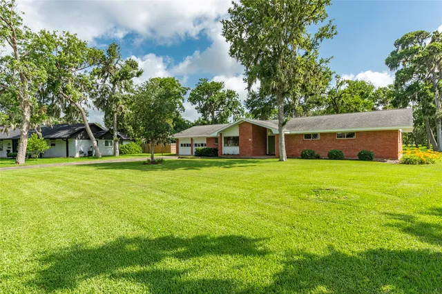 $279,900 | 122 Blossom Street, Lake Jackson, TX 77566