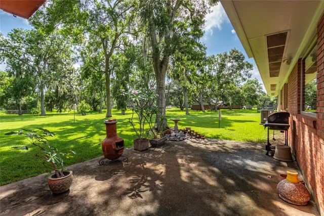 a view of a golf club with a backyard