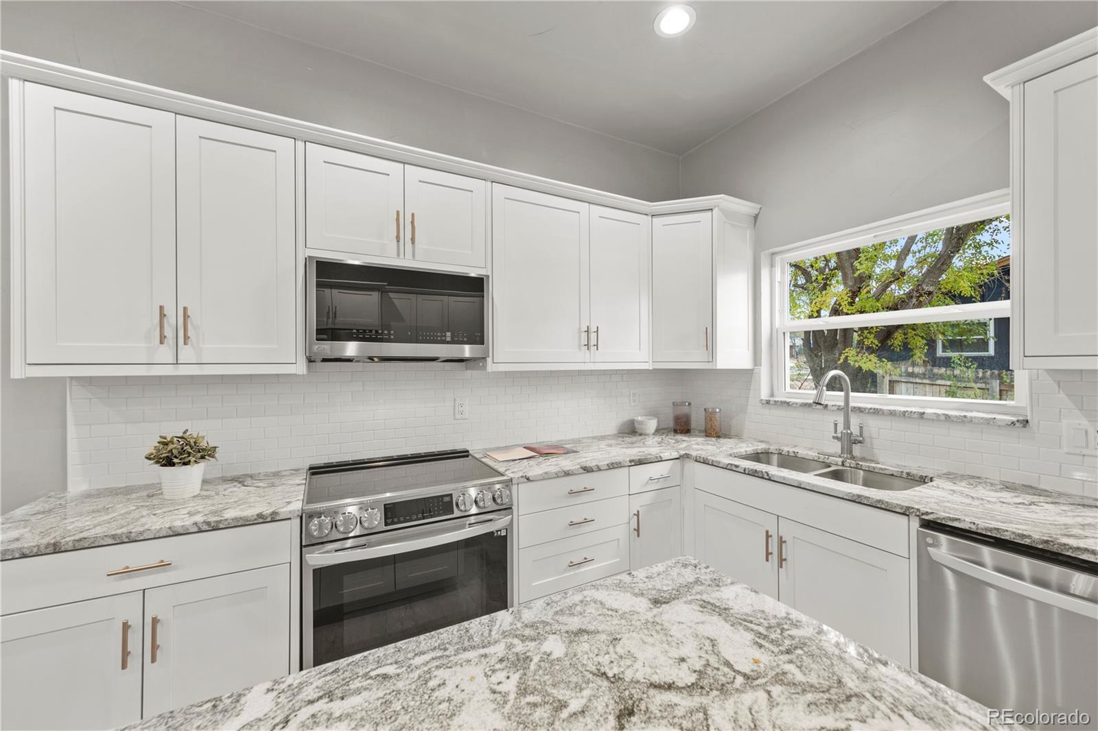 2386 Crabtree Drive Centennial, CO 80121 - Photo 12 of 38