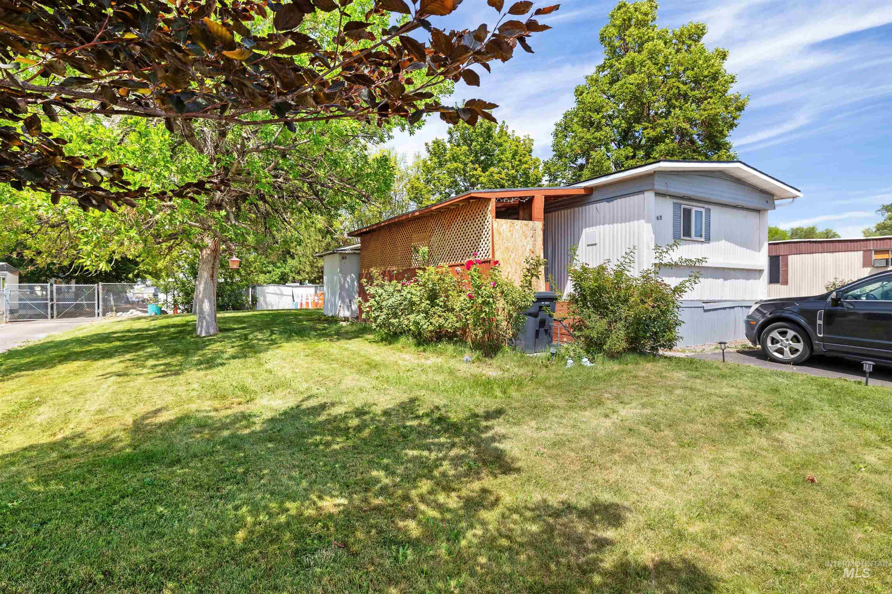 198 South Hills Road, Unit 65 Twin Falls, ID 83301 - Photo 15 of 16 Expansive front yard with a mature shade tree and established shrubbery