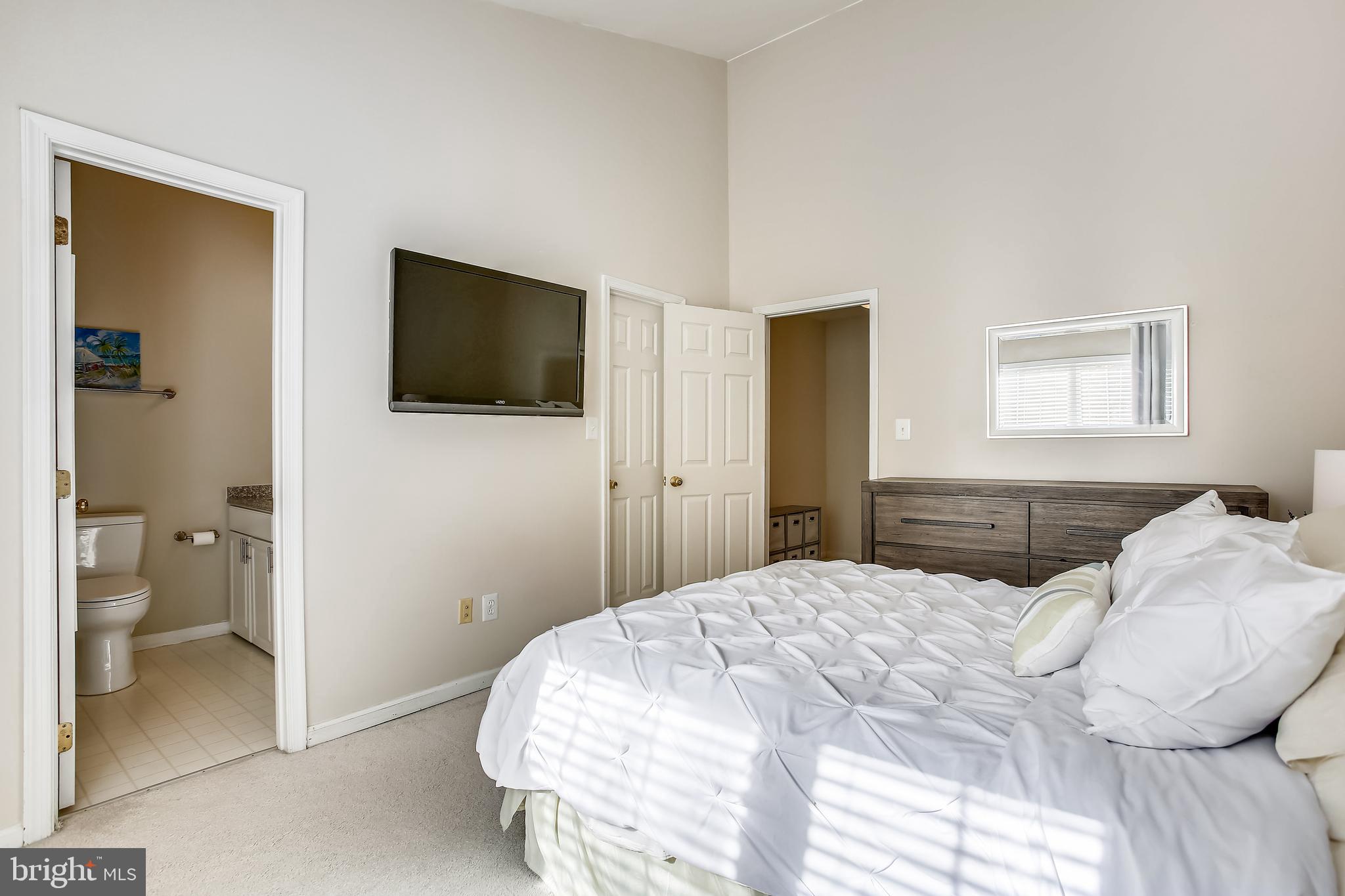 11489 Heritage Commons Way Reston, VA 20194 - Photo 23 of 54 PRIVATE Bath and WIC on Bedroom Suite Level