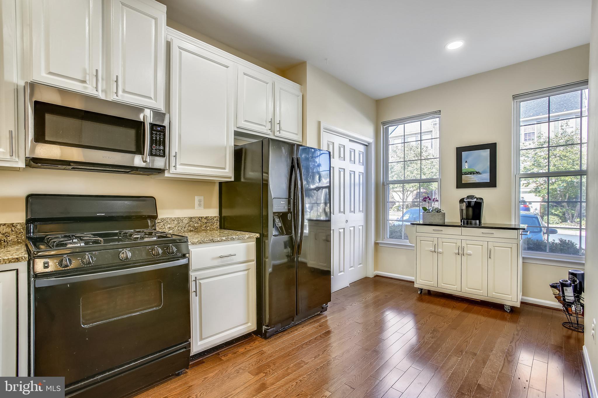 11489 Heritage Commons Way Reston, VA 20194 - Photo 4 of 54 Bright and Beautiful Updated Kitchen!
