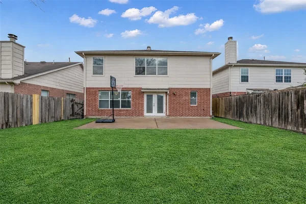 a view of a yard in front of house