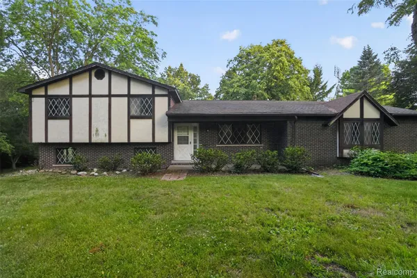 $299,900 | 16955 English Road, Manchester, MI 48158
