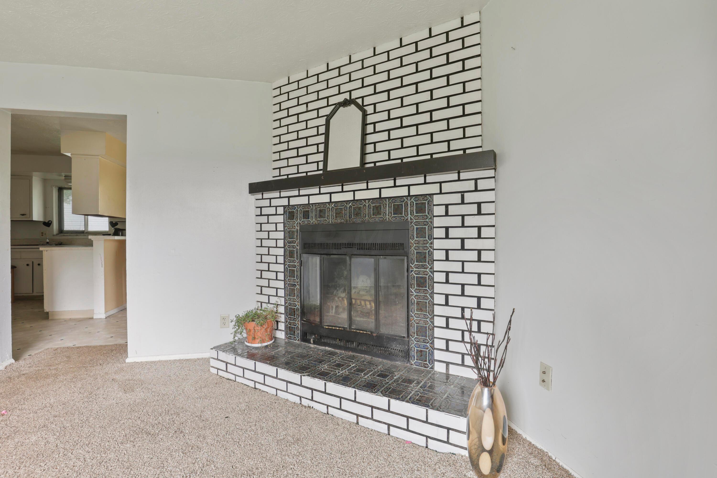 5044 Rotherham Road Columbus, OH 43232 - Photo 6 of 43 0N4A4096
