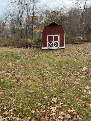 a view of yard with trees
