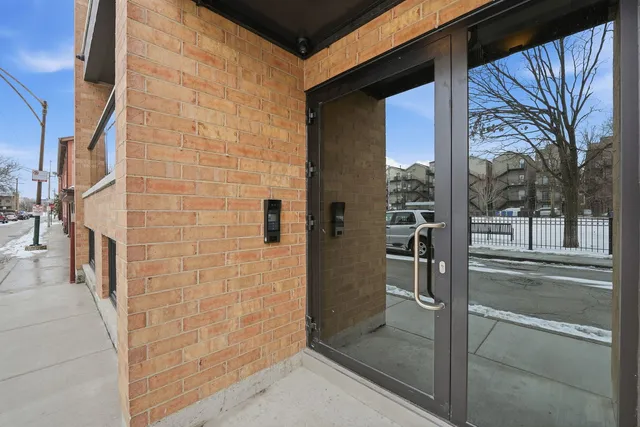 $2,200 | 2355 West Flournoy Street, Unit 101, Chicago, IL 60612