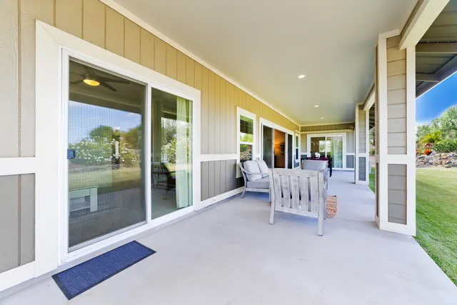 a view of an entryway with a livingroom