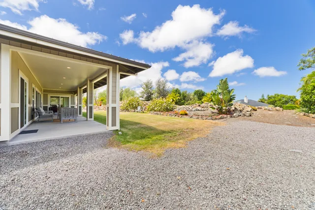 a view of backyard of the house