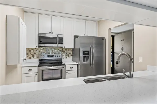 $219,900 | 21 Plantation Drive, Unit 205, Vero Beach, FL 32966