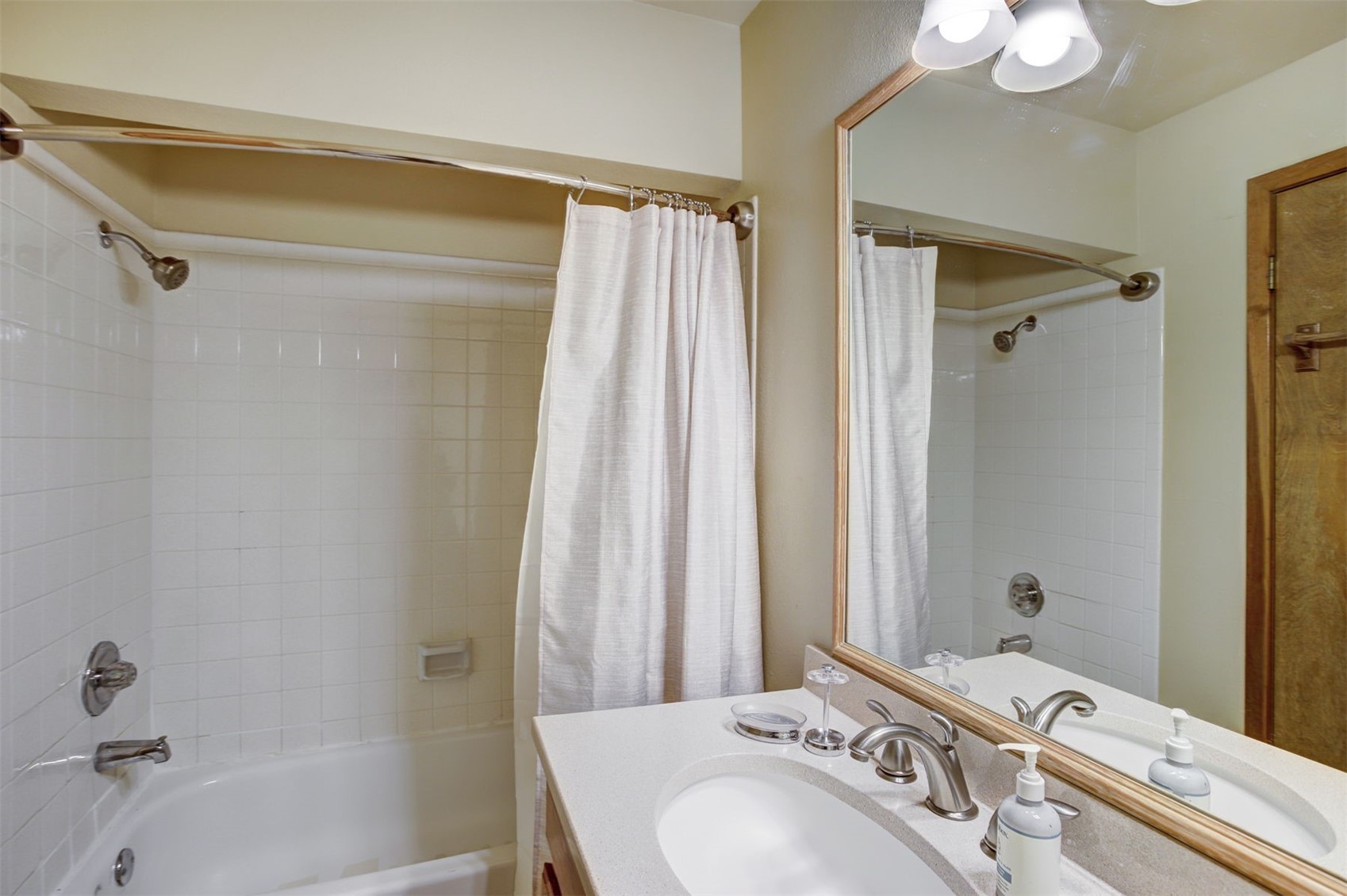 400 4 O Clock Road, Unit A Breckenridge, CO 80424 - Photo 23 of 31 Full bath featuring shower / tub combo with curtain and vanity