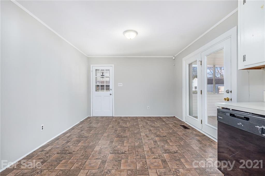 135 Eller Road Gastonia, NC 28056 - Photo 8 of 17 a view of a kitchen with electric appliances