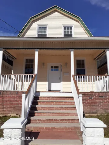 a view of entryway with a front door