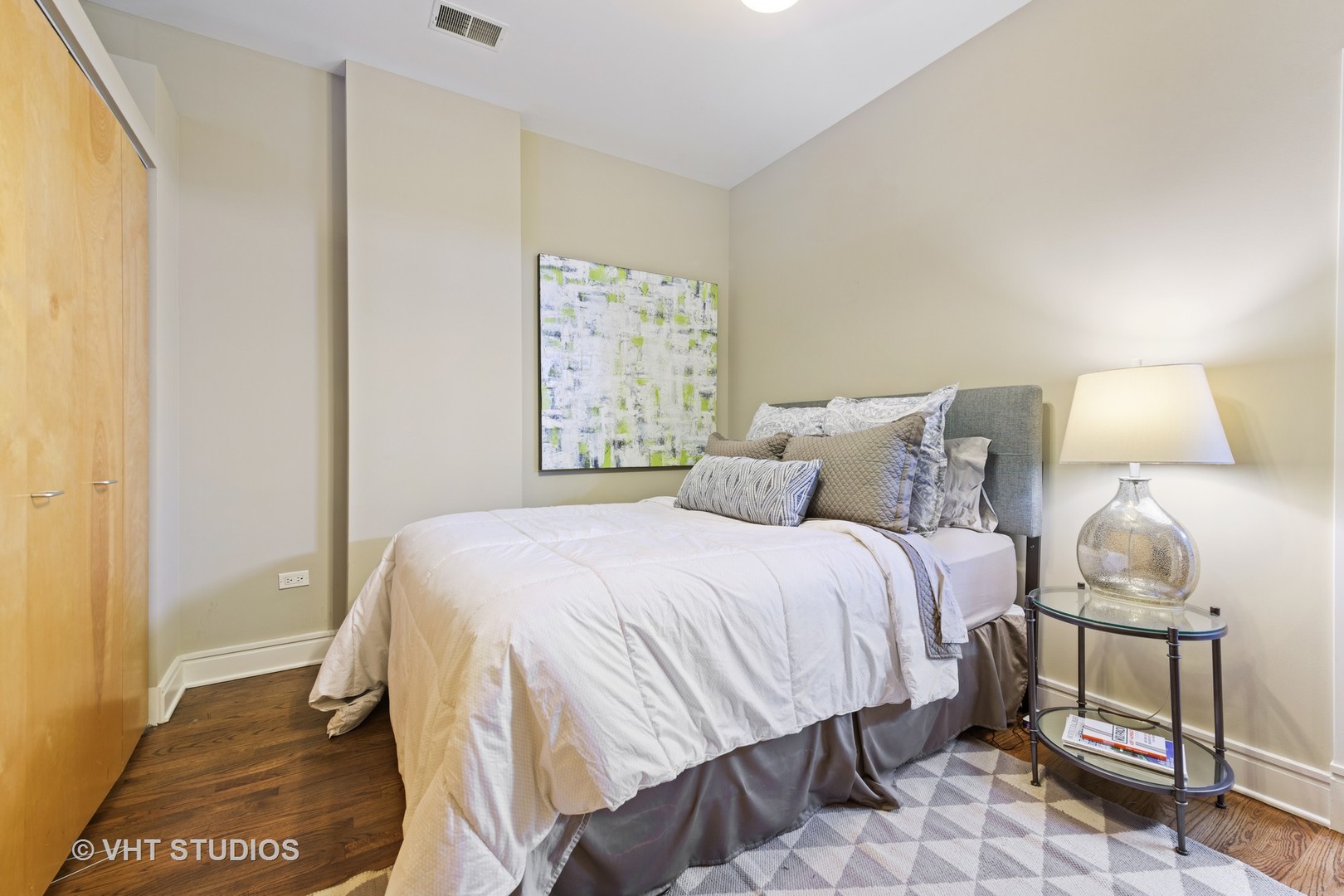 212 West Washington Street, Unit 1002 Chicago, IL 60606 - Photo 7 of 12 a bedroom with a bed and a window