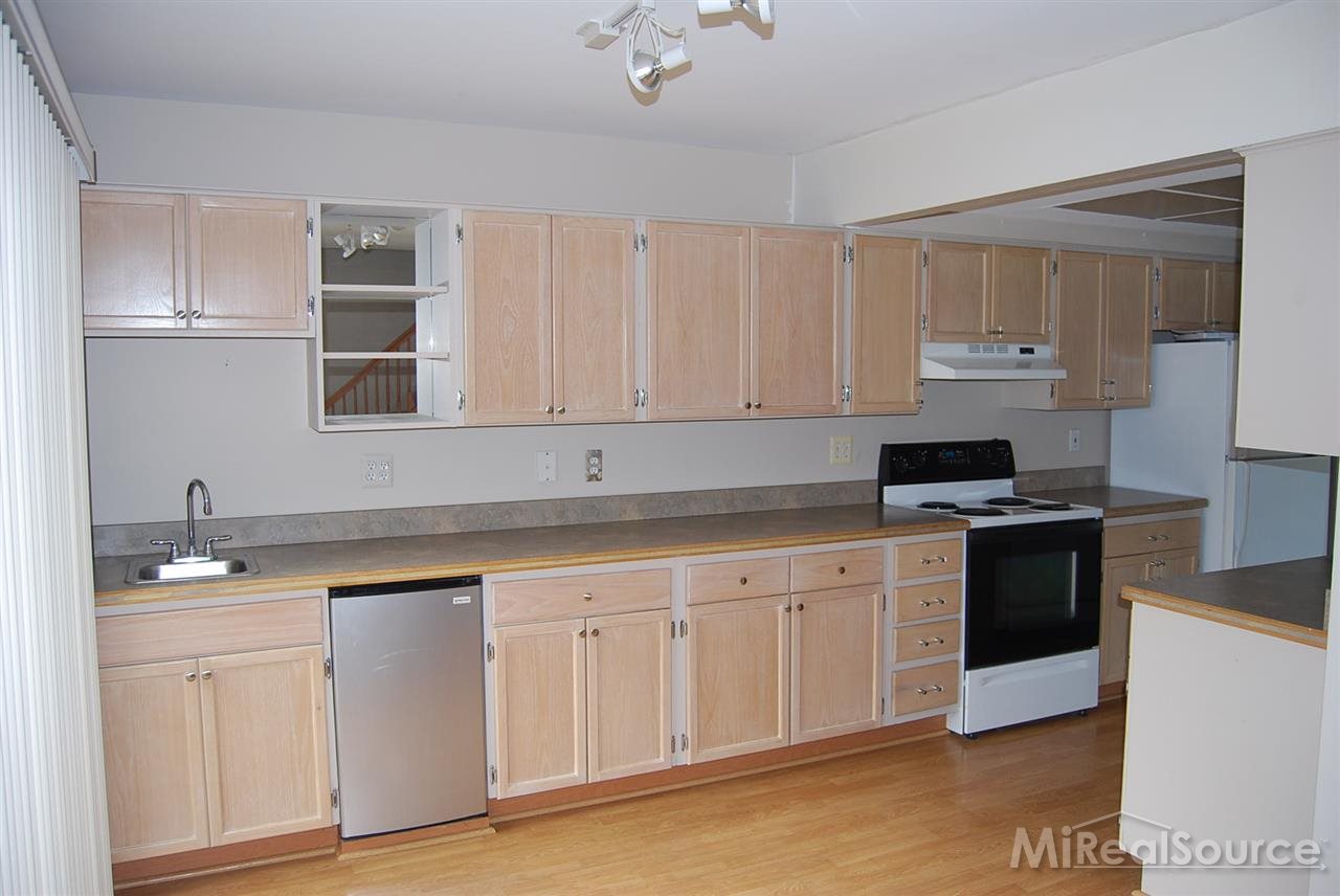 774 Oak Brook Ridge Drive Rochester, MI 48307 - Photo 3 of 16 31179539-2.JPG