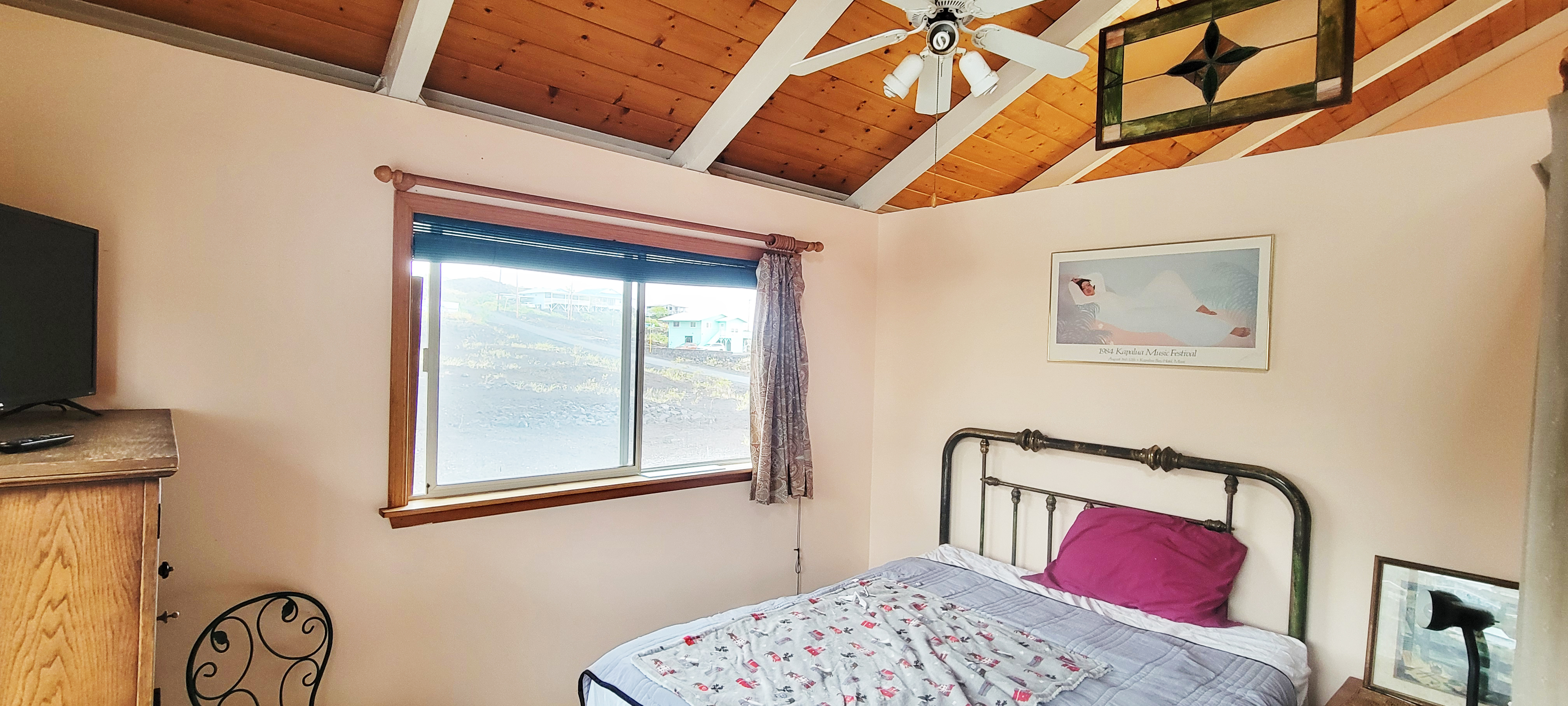 88-1520 Ehiku Avenue Captain Cook, HI 96704 - Photo 9 of 29 a bedroom with a bed and a window