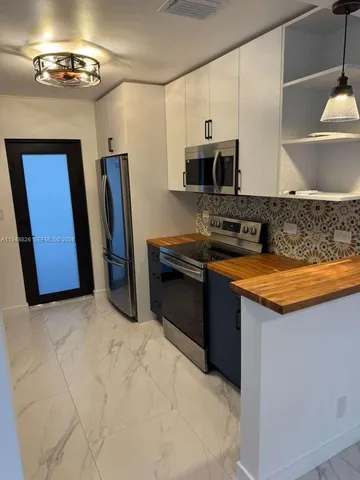 $2,800 | 117 Northeast 2nd Terrace, Unit FRONT, Hallandale Beach, FL 33009