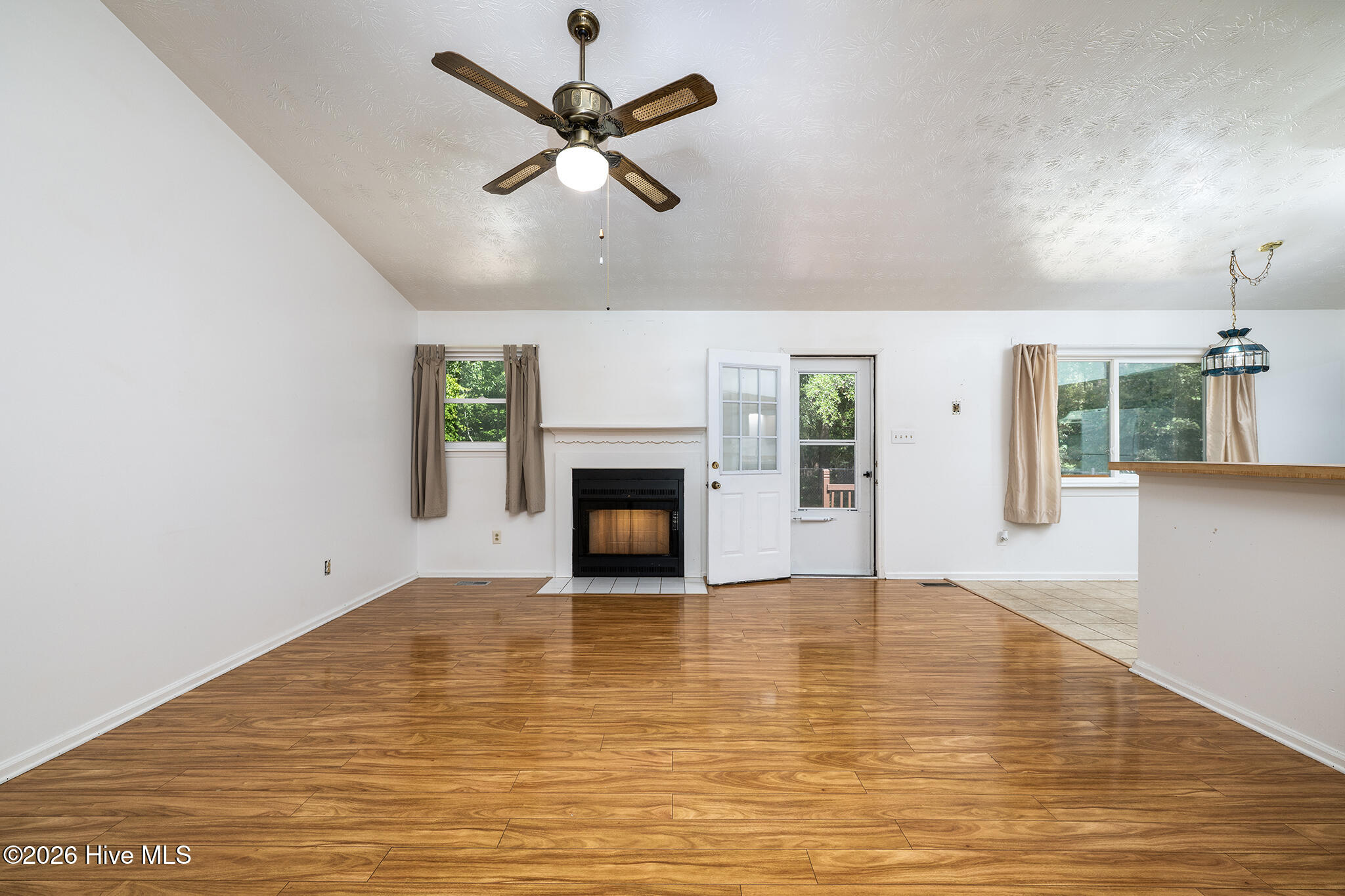 2013 Ridge Road New Bern, NC 28560 - Photo 10 of 42 Living Room with Vaulted Ceiling