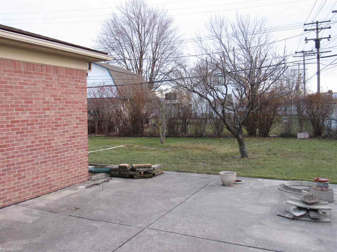 18430 Davidson Road Fraser, MI 48026 - Photo 3 of 26 31340829-2.JPG