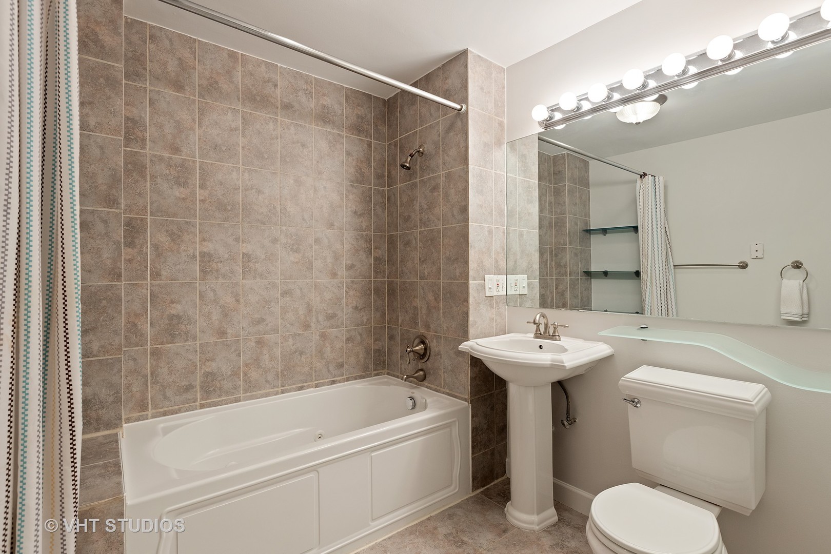647 West Sheridan Road, Unit 1E Chicago, IL 60613 - Photo 14 of 18
