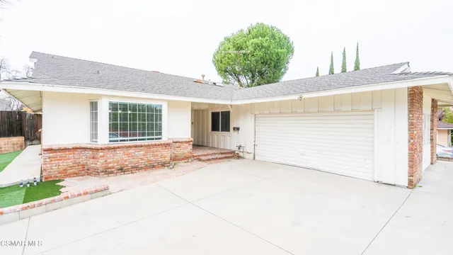 a view of livingroom with a outdoor space