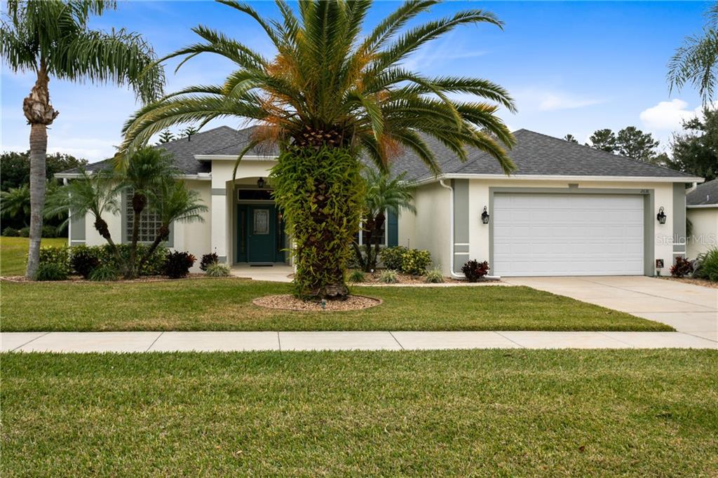 TONS of curb appeal make this Clermont pool home a showstopper!
