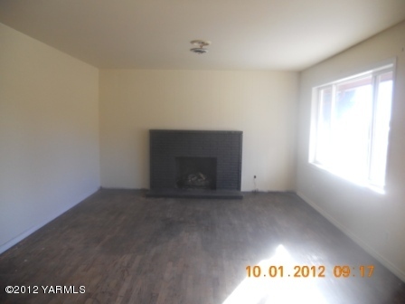 141 Ranger Road Naches, WA 98937 - Photo 4 of 6 a view of empty room with window