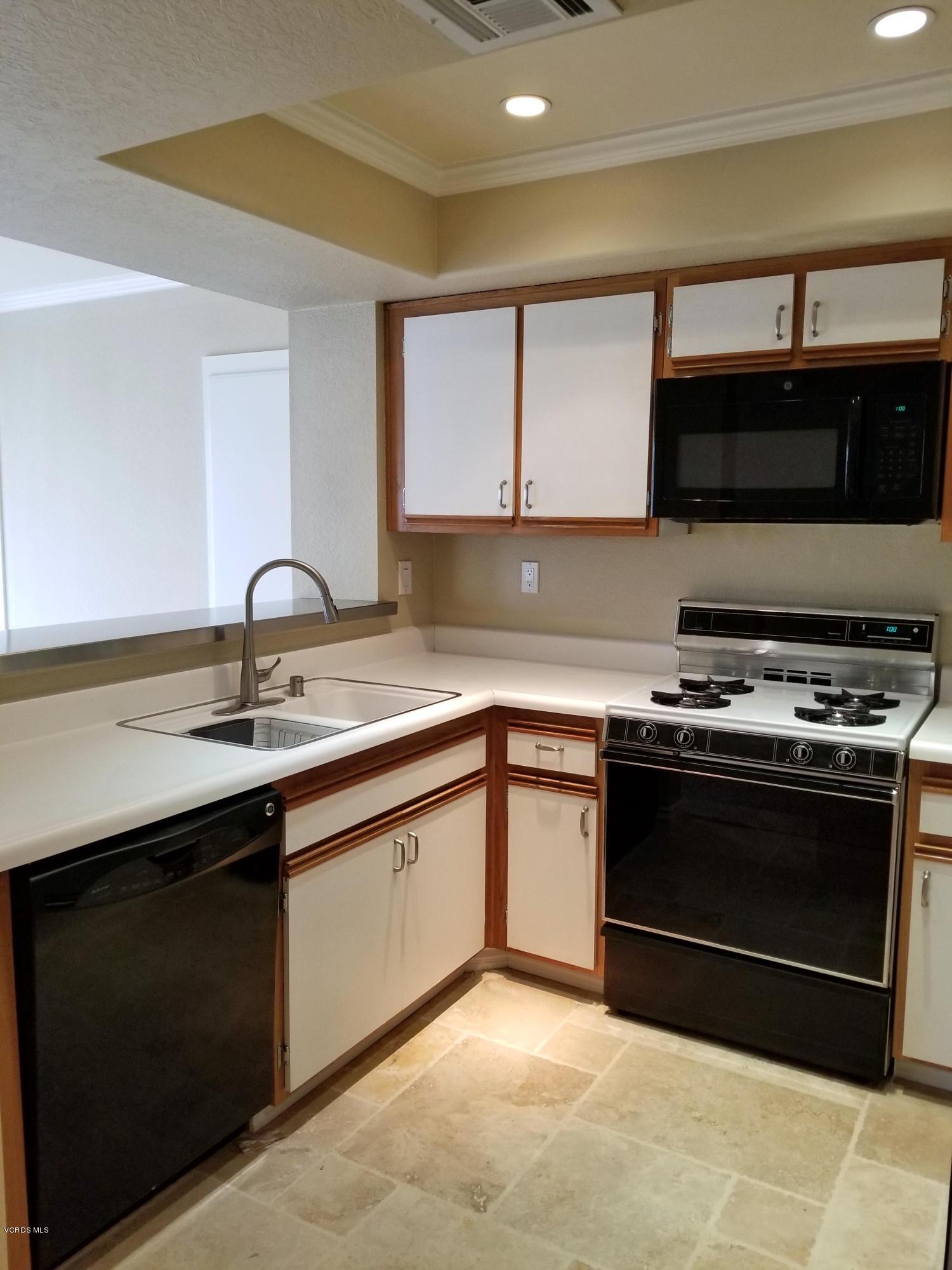 1175 Fitzgerald Road, Unit D Simi Valley, CA 93065 - Photo 6 of 14 Kitchen