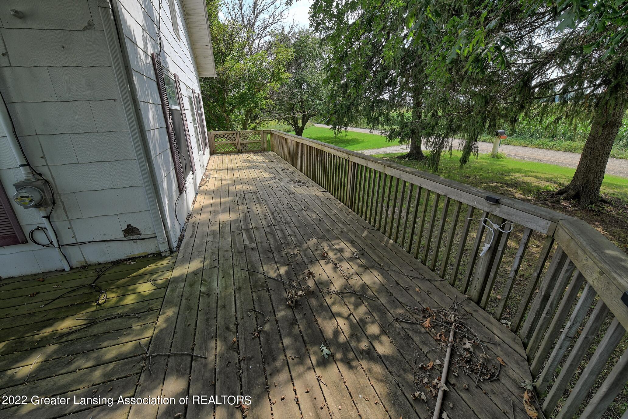 6722 Oneida Road Charlotte, MI 48813 - Photo 25 of 40 Front deck area