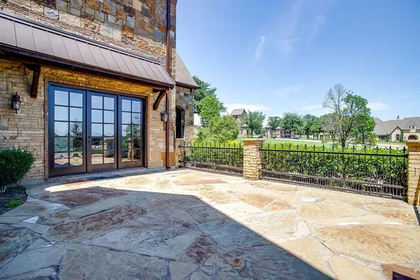 a view of an entrance with an empty room