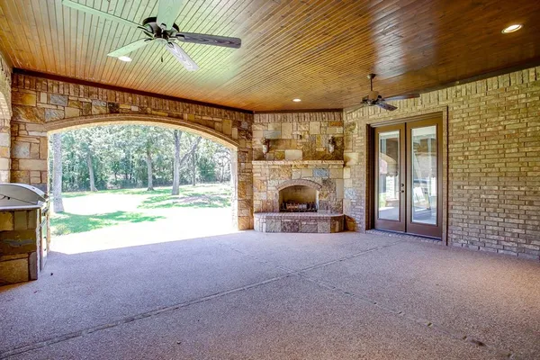 a view of entryway with a garden