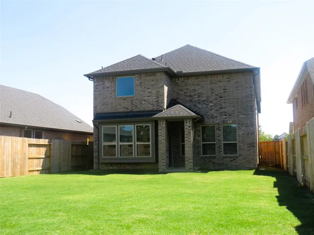 a view of a house with yard and garage
