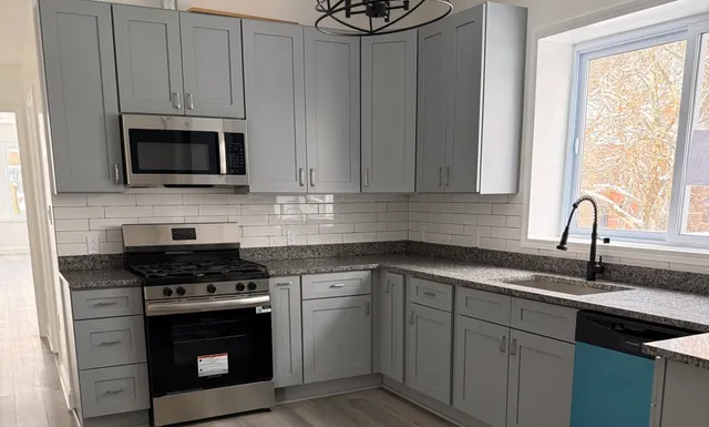 $2,100 | 2101 Gunderson Avenue, Unit 2, Berwyn, IL 60402