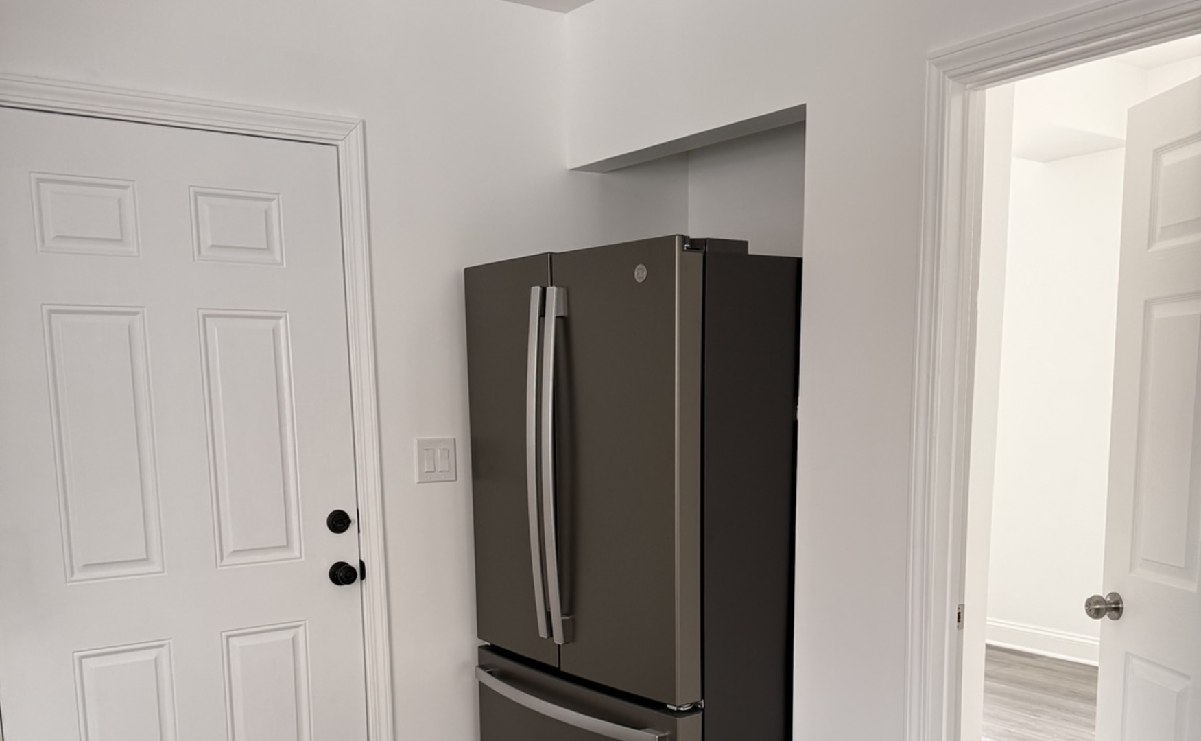 2101 Gunderson Avenue, Unit 2 Berwyn, IL 60402 - Photo 4 of 11 a view of a mirror