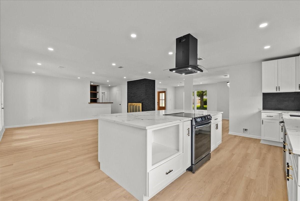 5762 Birdwood Road Houston, TX 77096 - Photo 10 of 49 NOTICE THE NOOK FOR THE MICROWAVE AND MODERN VENT HOOD.