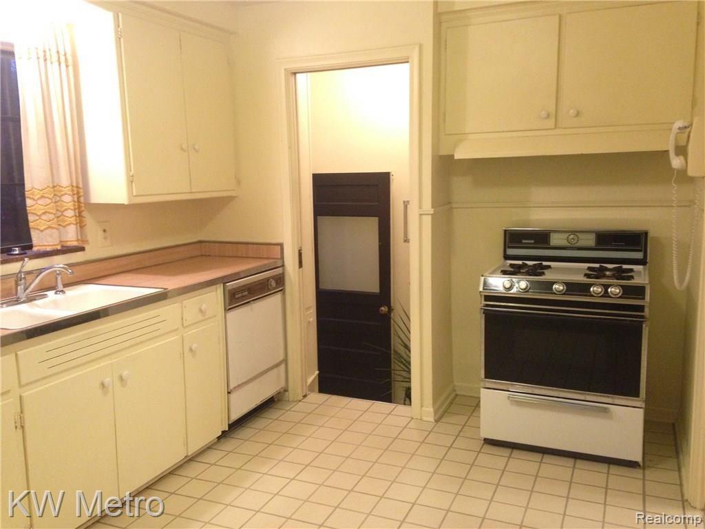 358 South Cranbrook Road Bloomfield Hills, MI 48301 - Photo 25 of 32 Kitchen is clean but original and could use updating. Stove and refrig. are older but included in sale.
