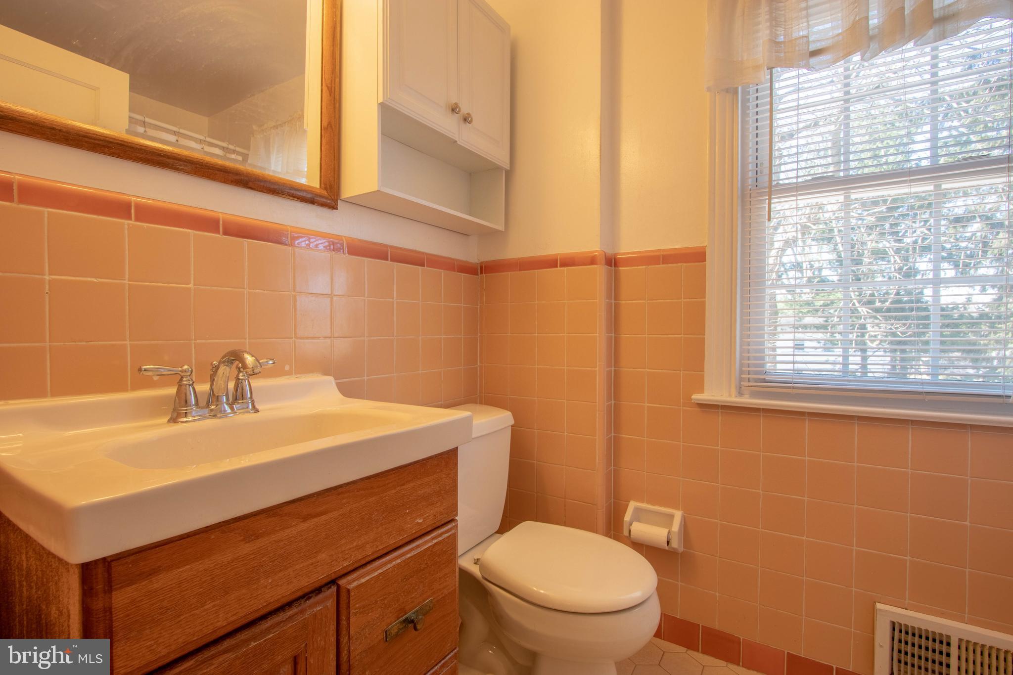 24 Thornridge Road Springfield, PA 19064 - Photo 23 of 29 Upper level full bath