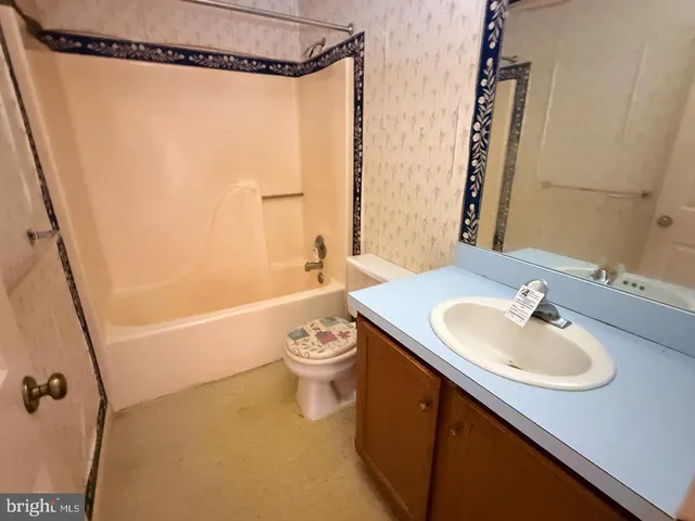 $256,500 | 220 Sycamore Lane, New Holland, PA 17557