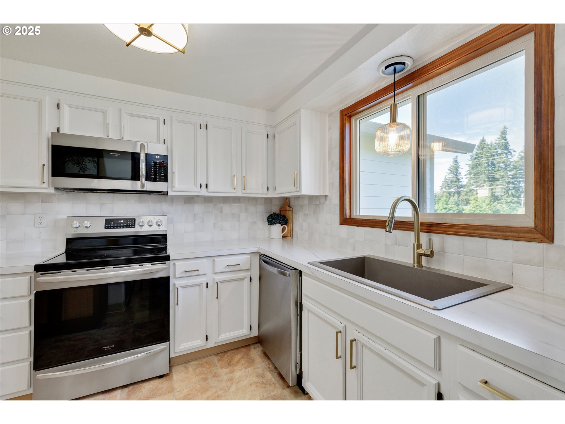 13910 South Caufield Road Oregon City, OR 97045 - Photo 17 of 46 Gallery Image 17