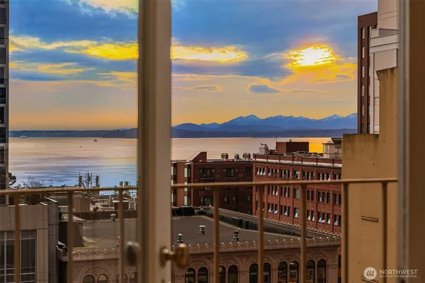 $1,275,000 | 1519 3rd Avenue, Unit 801, Seattle, WA 98101