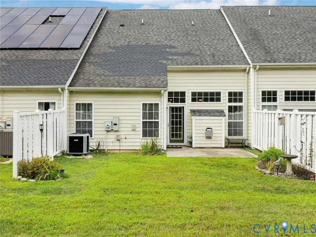 a view of a house with yard and porch